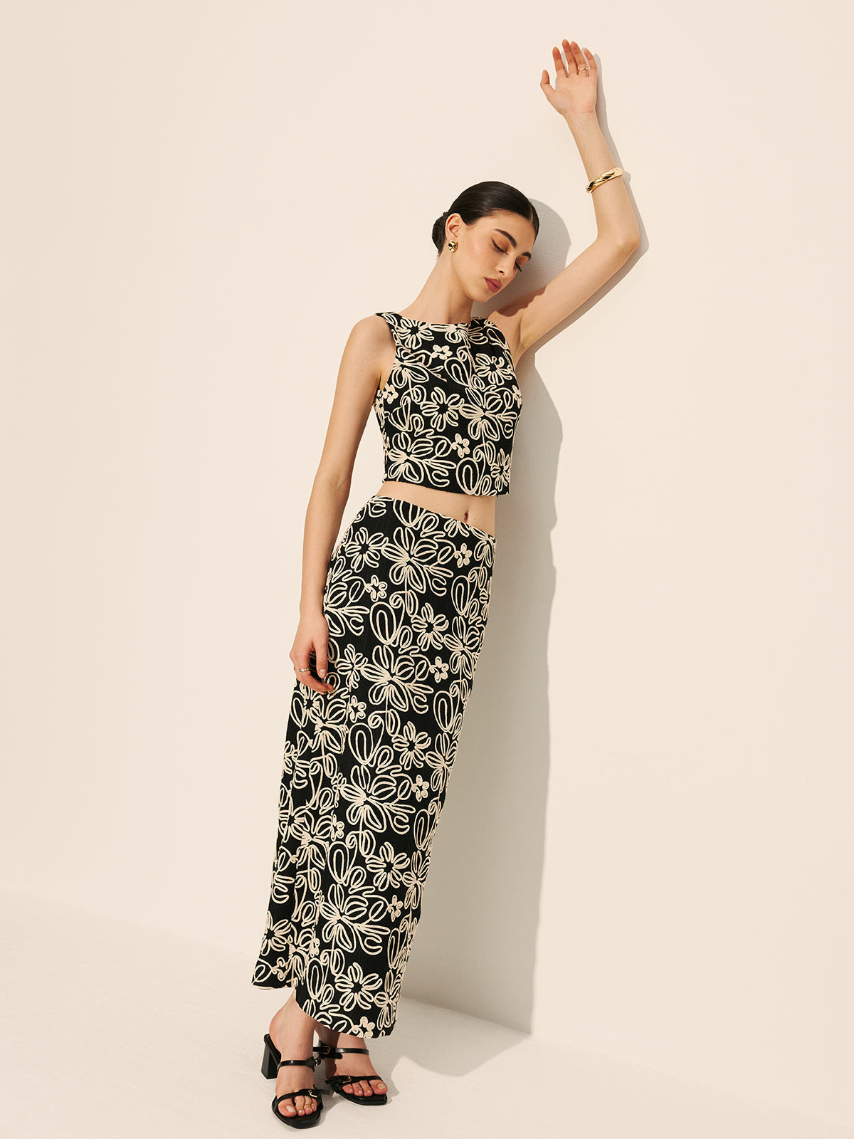 Anahtar Deliği Sırtlı Çiçek İşlemeli Kısa Üst