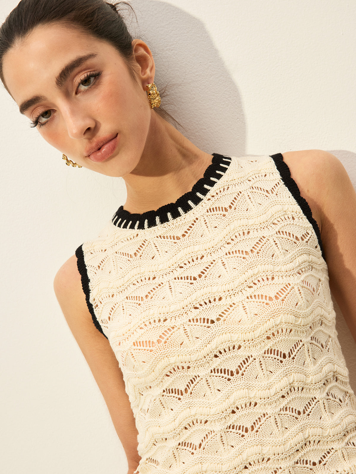 Tığ İşi Kontrast Kenarlı Kazak Yelek