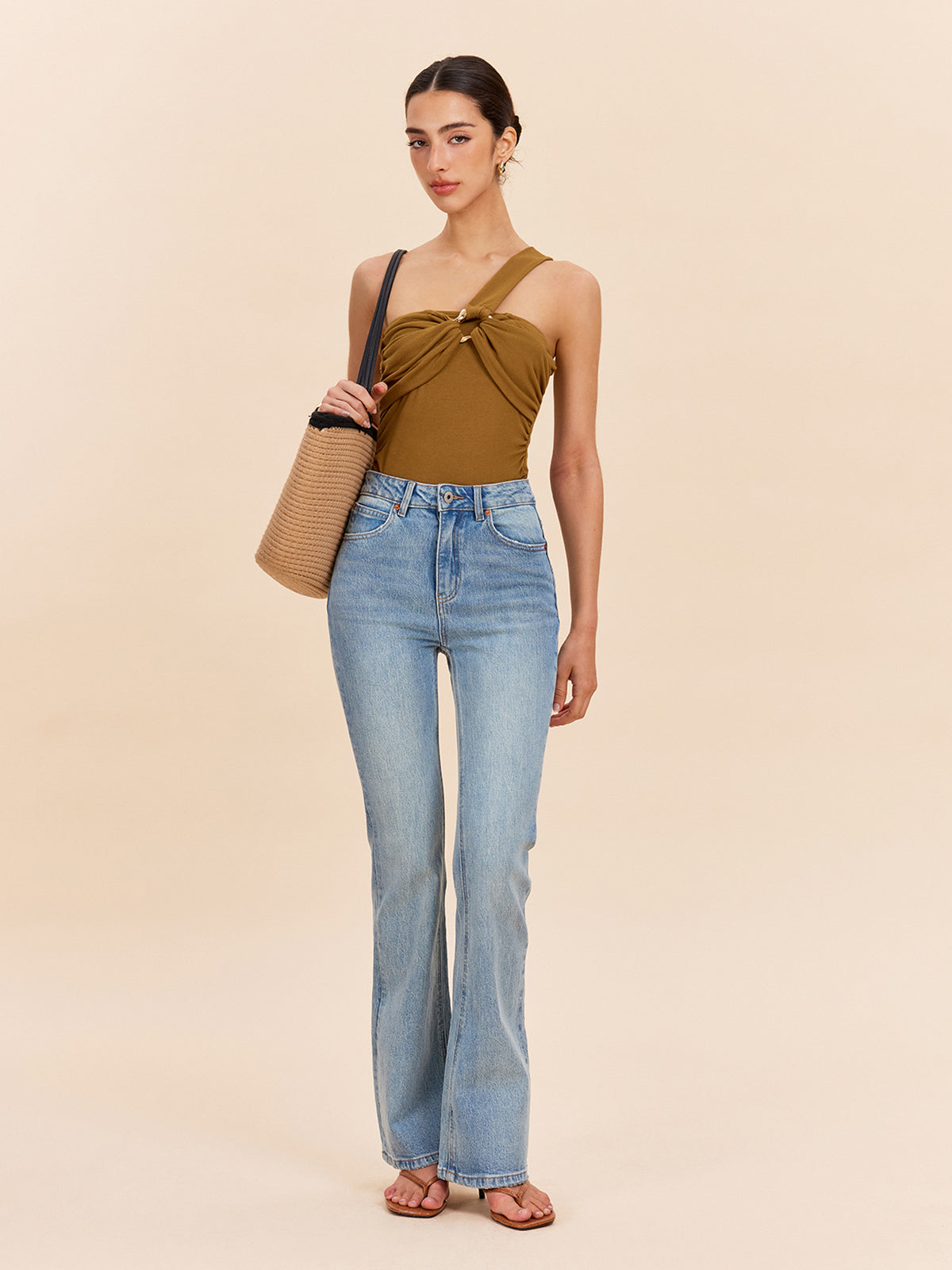 Önü Bükülmüş Tek Omuzlu Üst