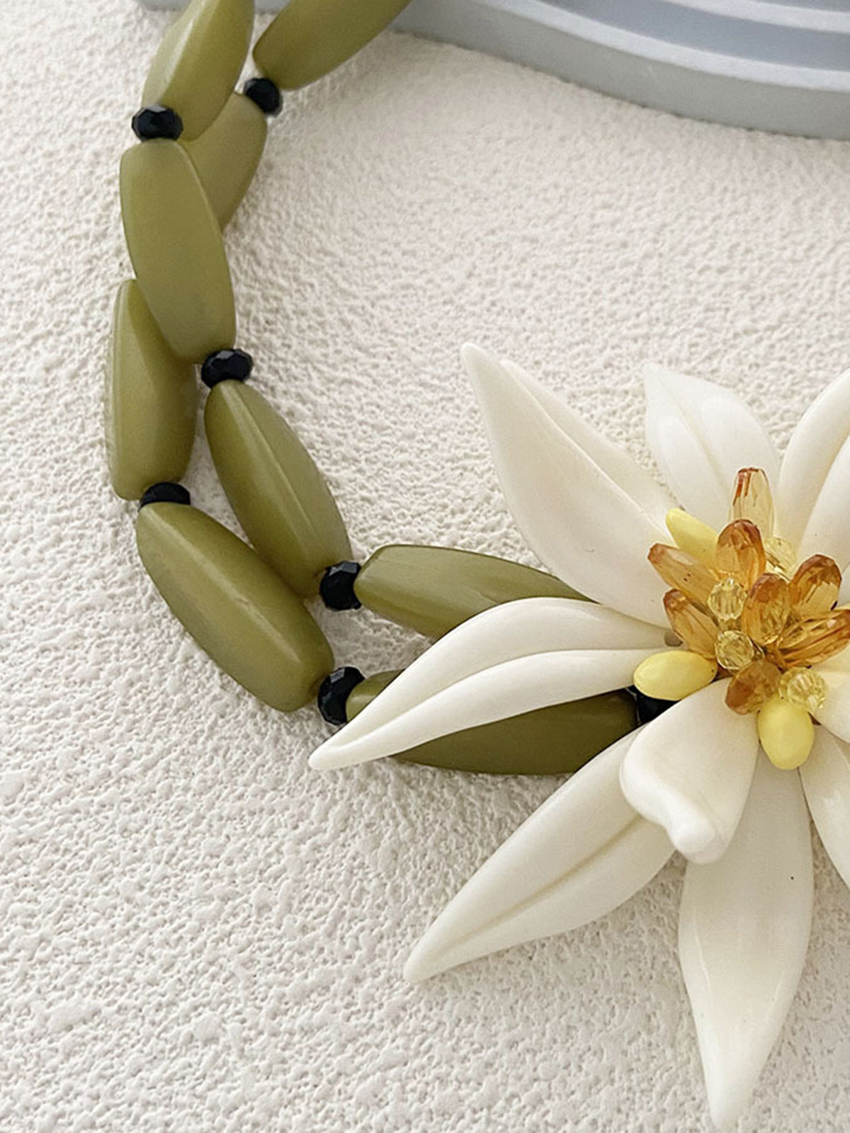 Çiçek Detaylı Boncuklu Bileklik