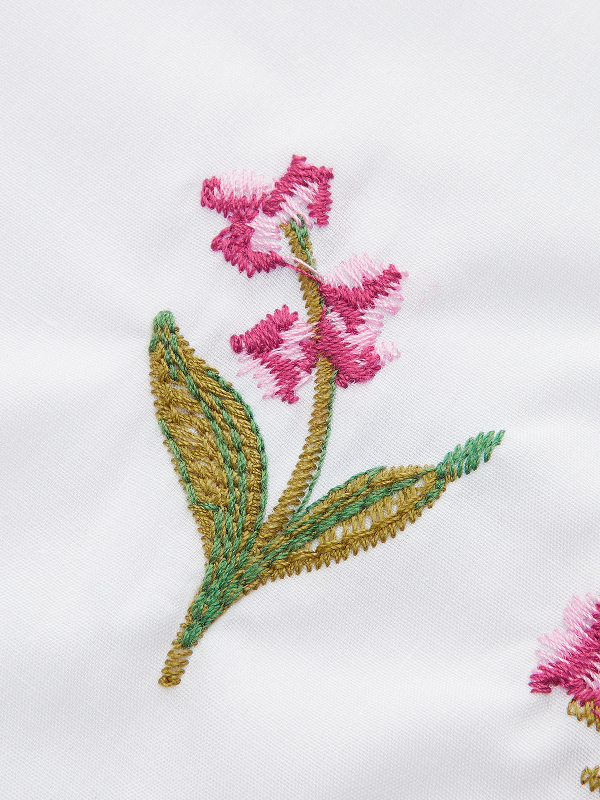 İşlemeli Taraklı Puf Kollu Fiyonklu Bluz