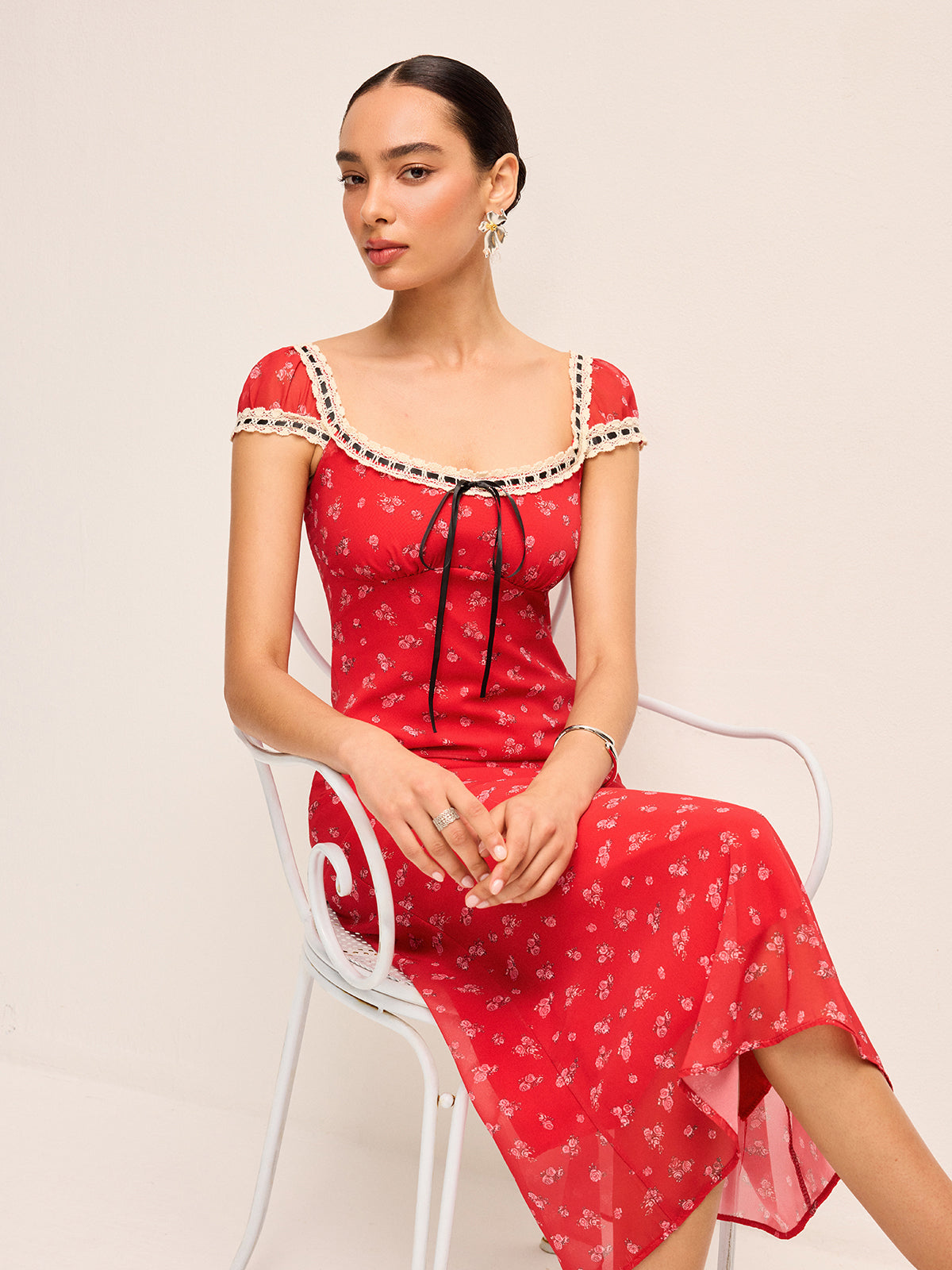 Dantel Kenarlı Çiçek Desenli Midi Elbise