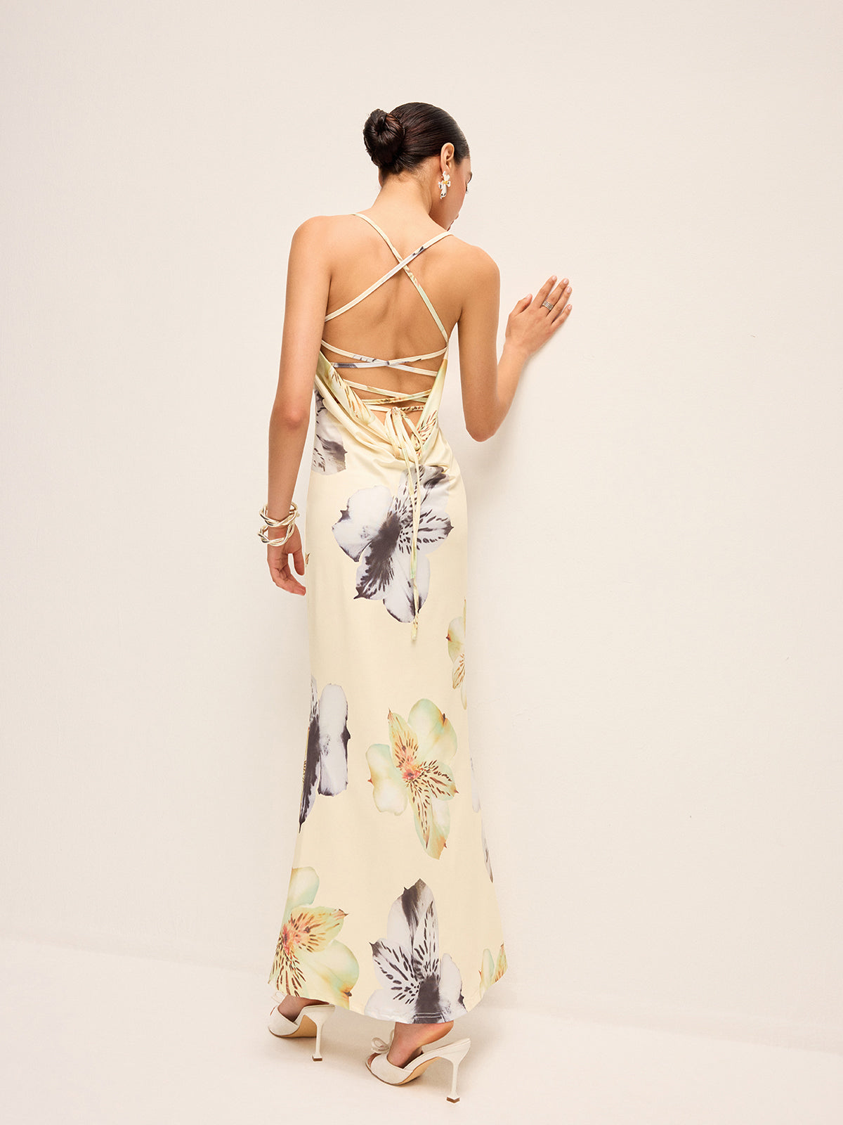 Sırtı Açık Bağcıklı Çiçekli Elbise