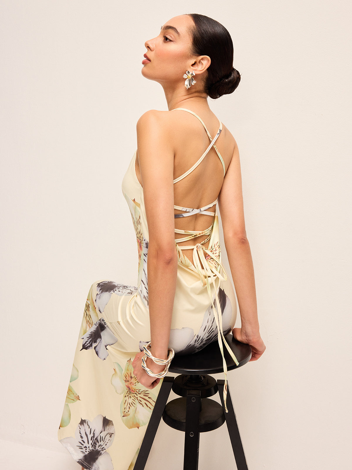 Sırtı Açık Bağcıklı Çiçekli Elbise