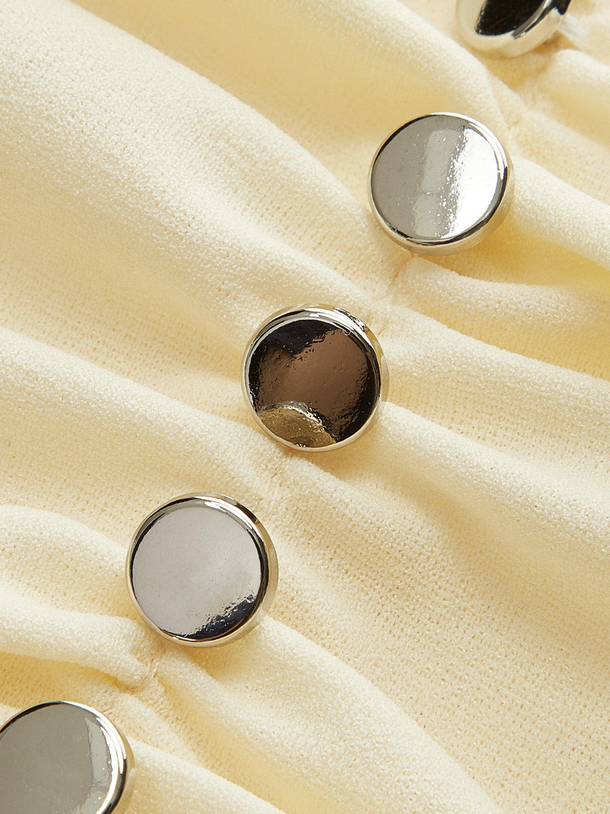 V Yakalı Büzgülü Bel Dekor Düğmeli Kırpılmış Bluz