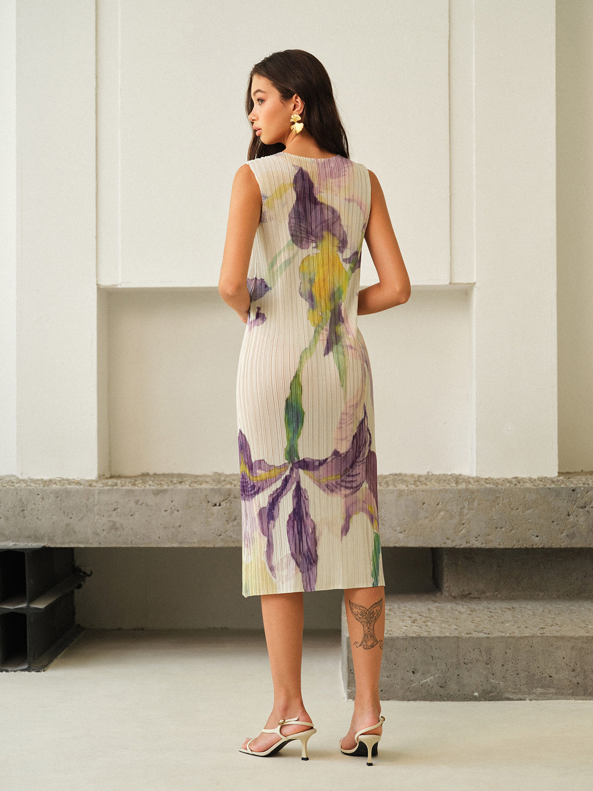 Kolsuz Çiçek Desenli Elbise