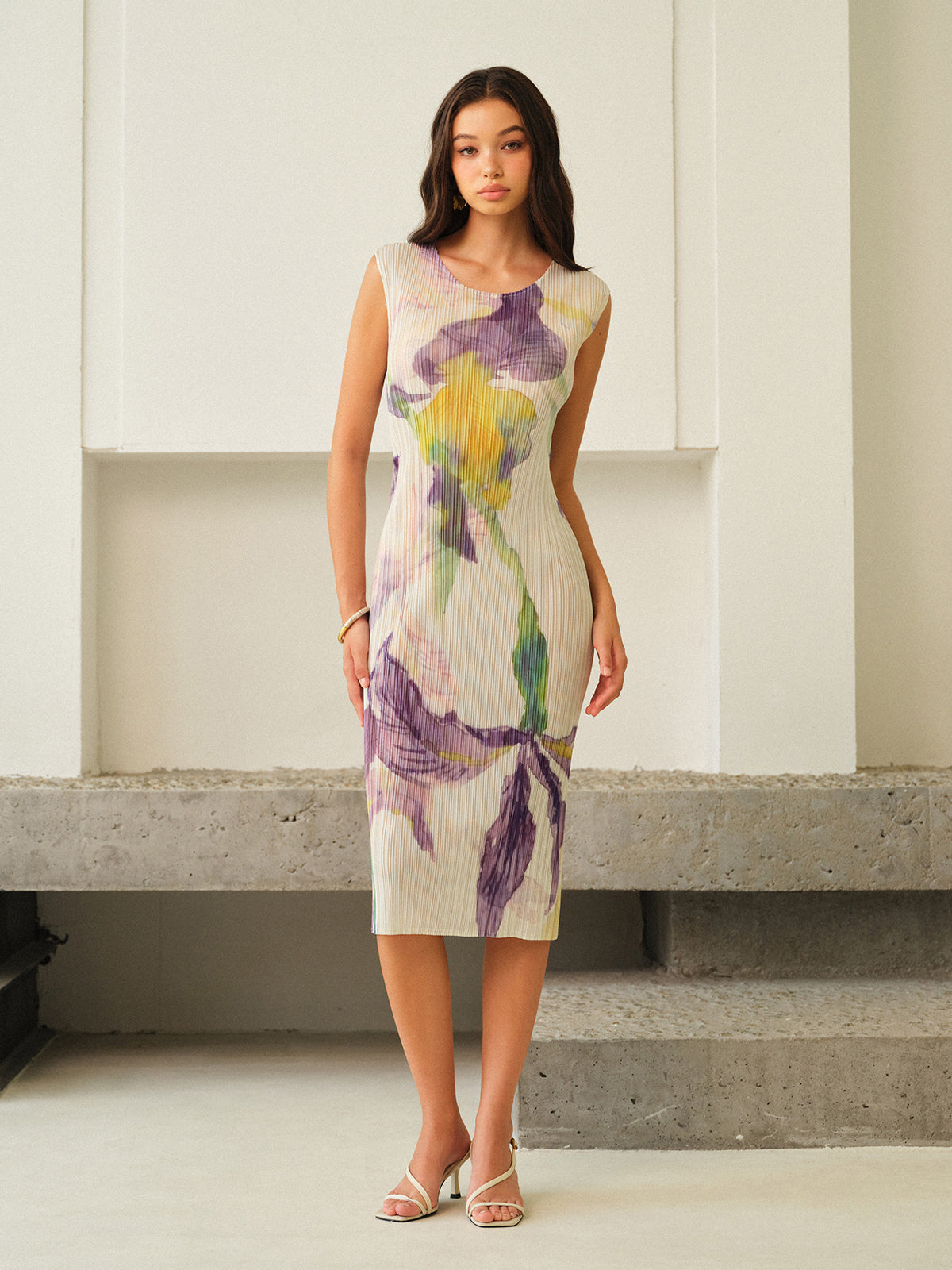 Kolsuz Çiçek Desenli Elbise