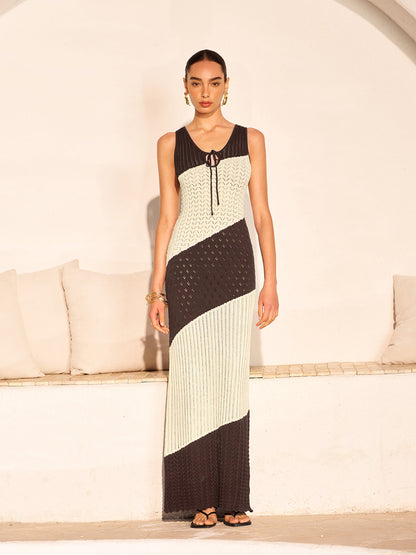 İki Renkli Tığ İşi Önden Bağlamalı Örgü Elbise