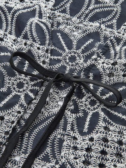 Önü Bağcıklı İşlemeli Bluz