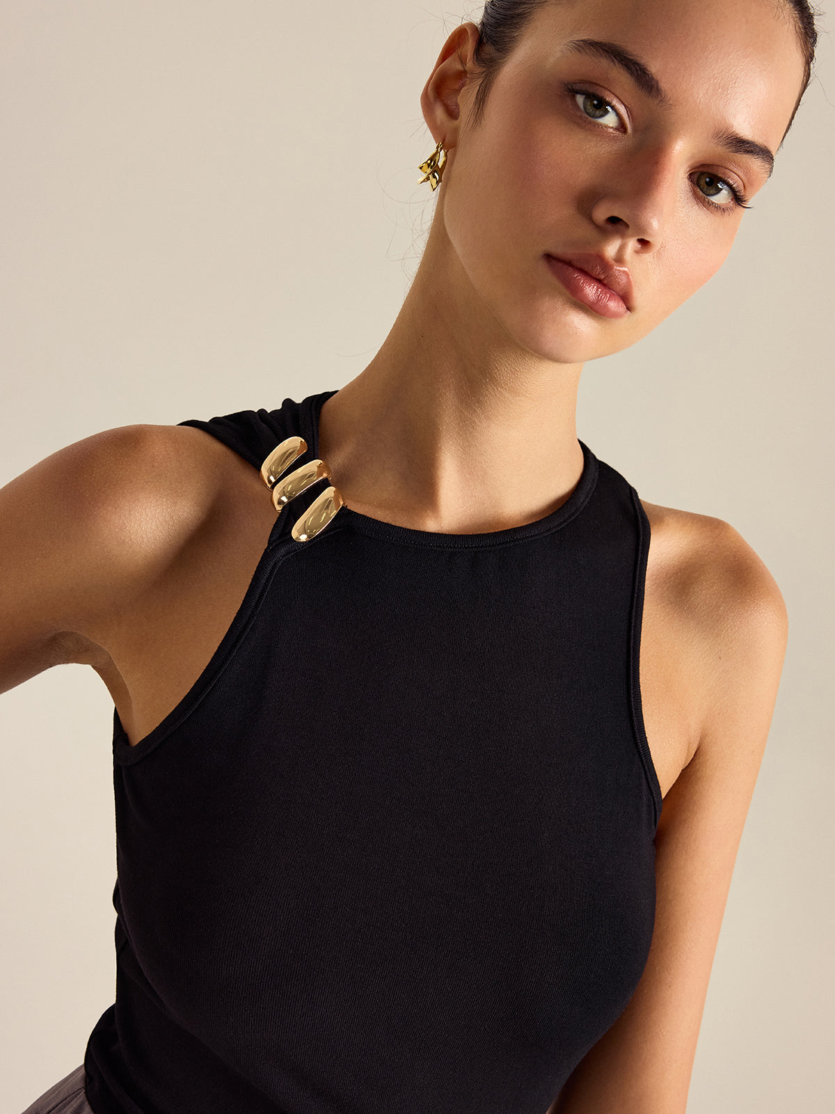 Metal Dekorlu Kolsuz Üst