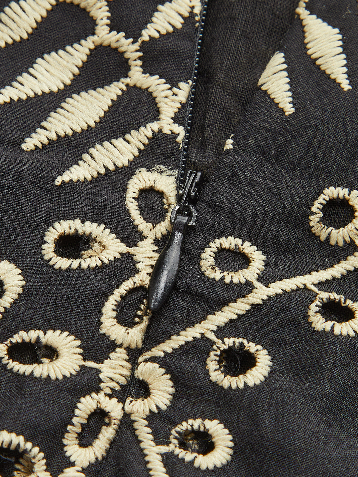 İşlemeli Kesikli Uzun Elbise