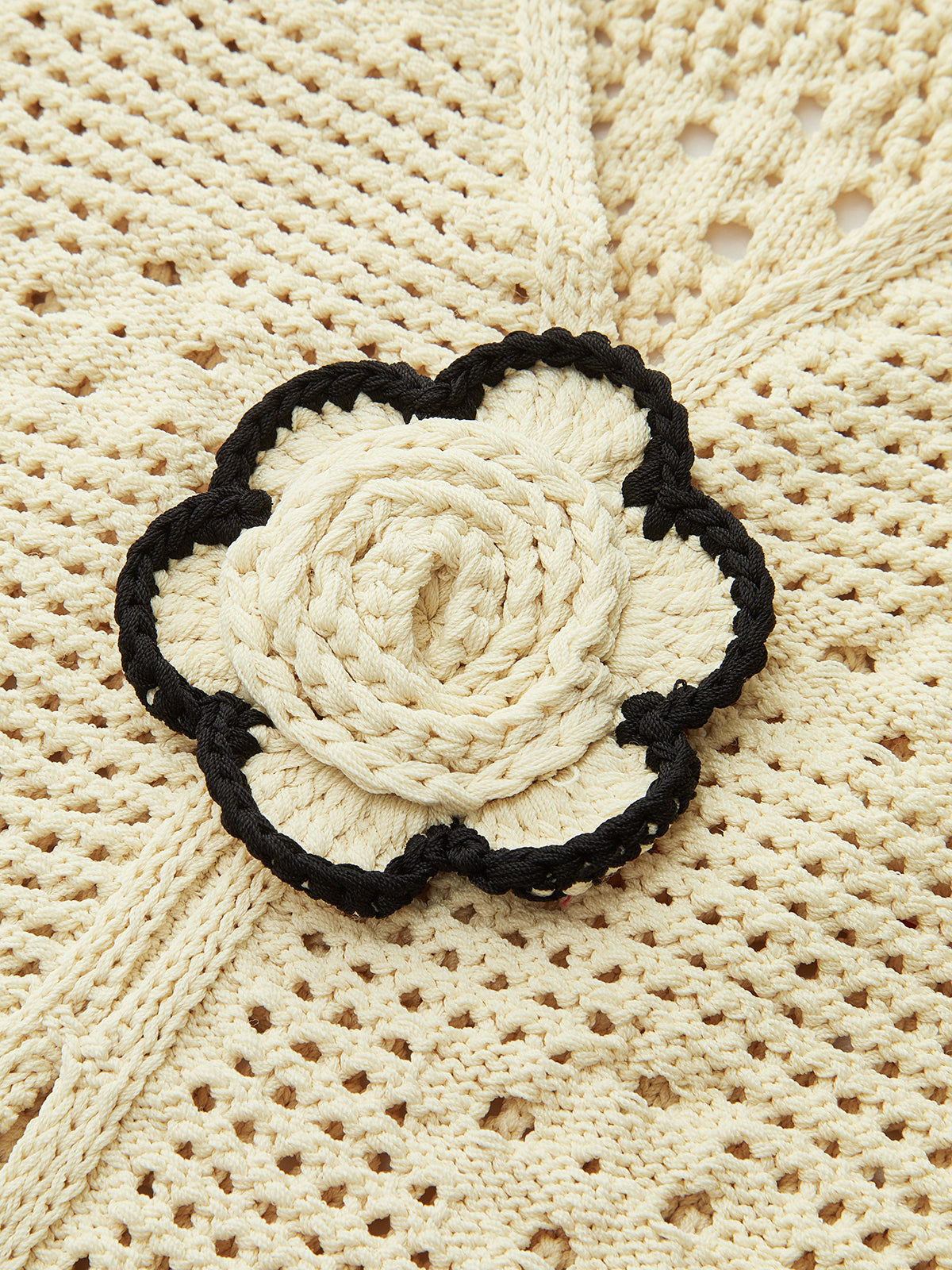 Çiçek Detaylı Tığ Örgü Yelek