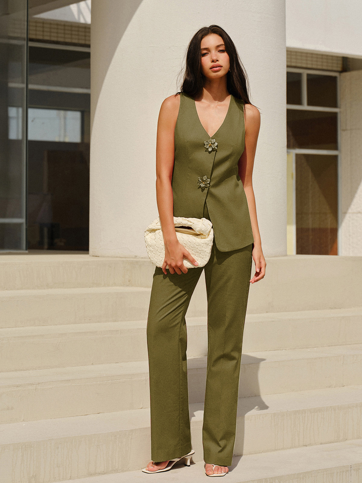 Çiçekli Düğmeli Kolsuz V Yaka Pantolon Takımı