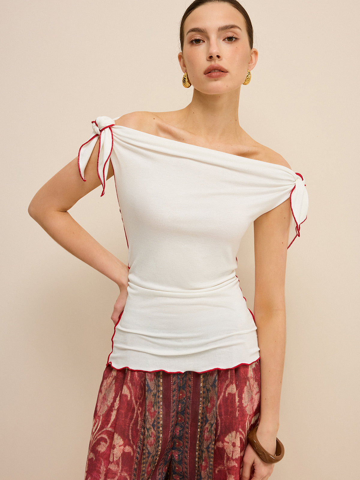 Omuz Açık Kontrast Kesim Düğümlü Üst