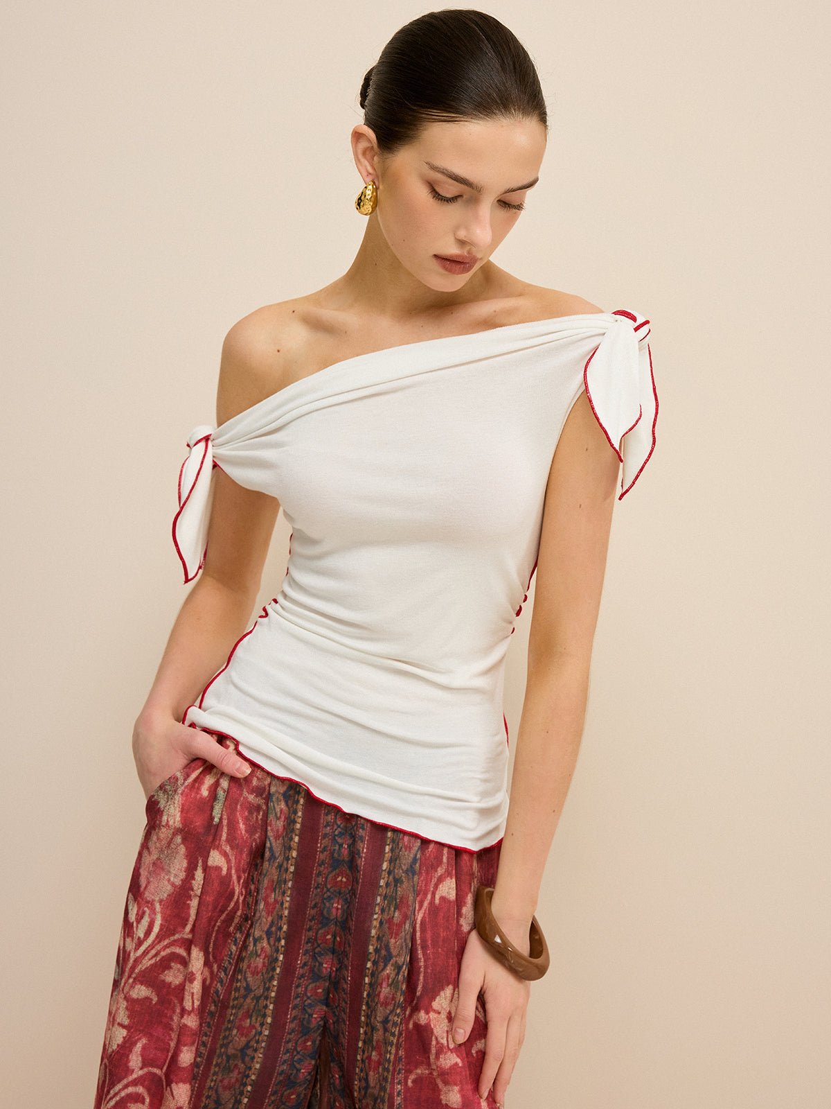 Omuz Açık Kontrast Kesim Düğümlü Üst