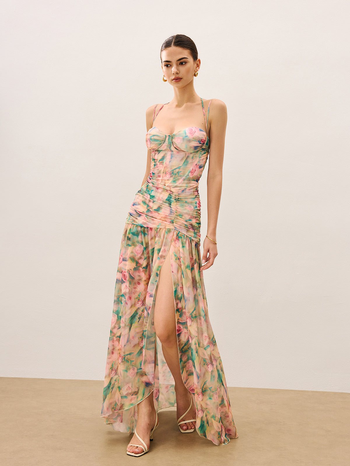 Yüksek Yırtmaçlı Çiçek Desenli Büzgülü Askılı Elbise