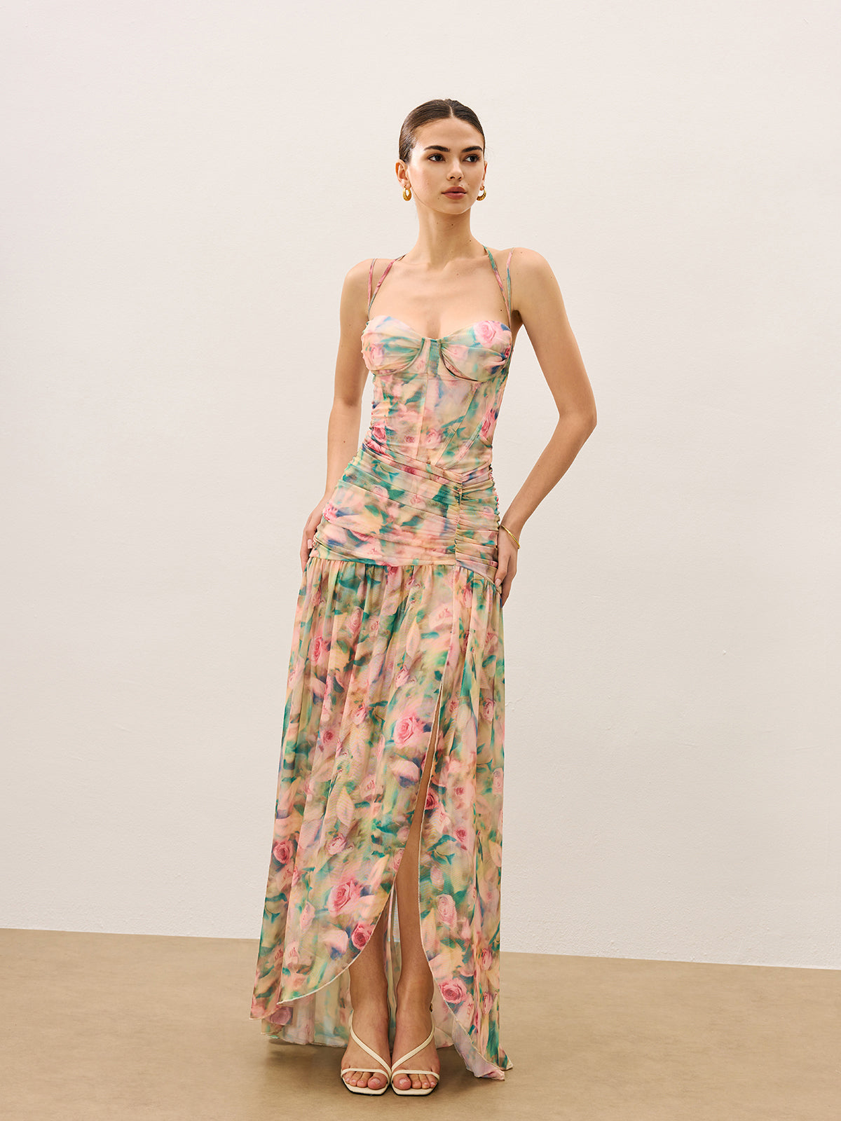 Yüksek Yırtmaçlı Çiçek Desenli Büzgülü Askılı Elbise