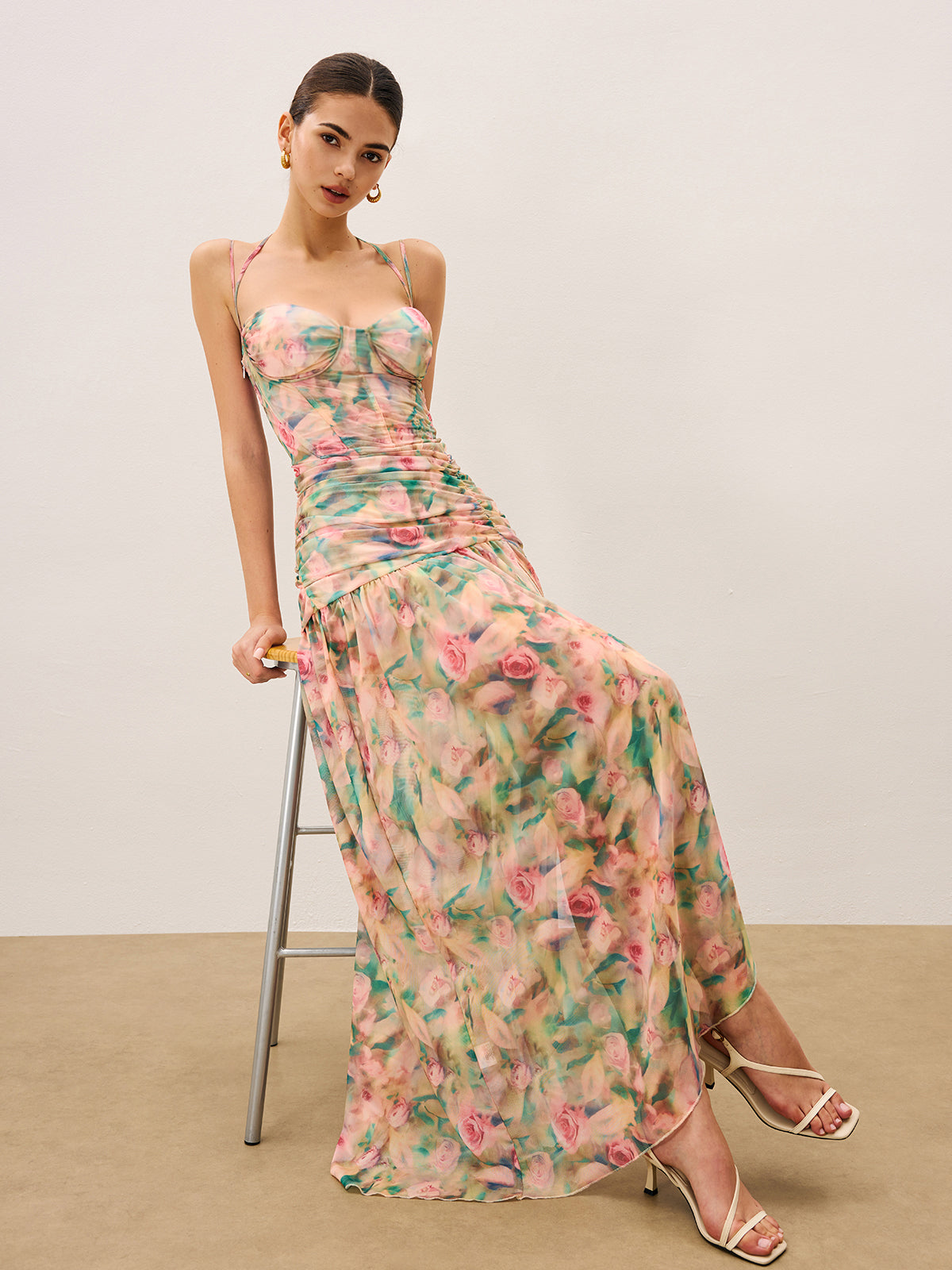 Yüksek Yırtmaçlı Çiçek Desenli Büzgülü Askılı Elbise