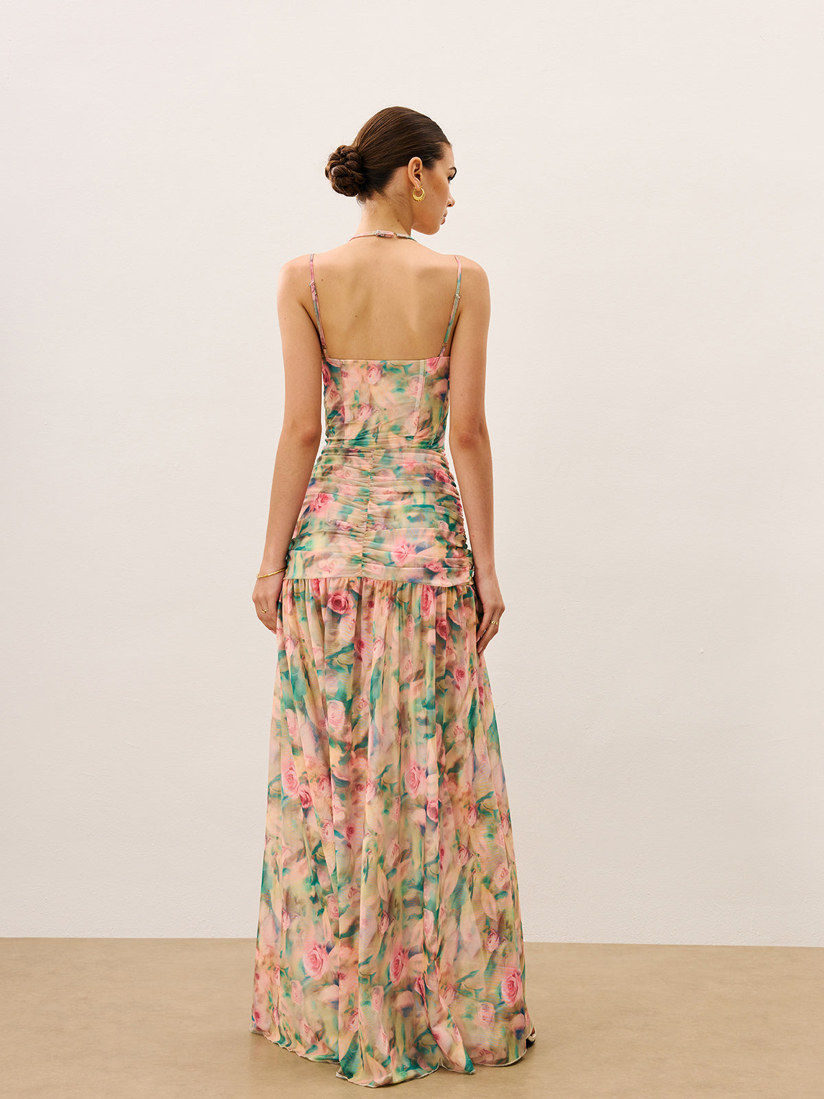 Yüksek Yırtmaçlı Çiçek Desenli Büzgülü Askılı Elbise