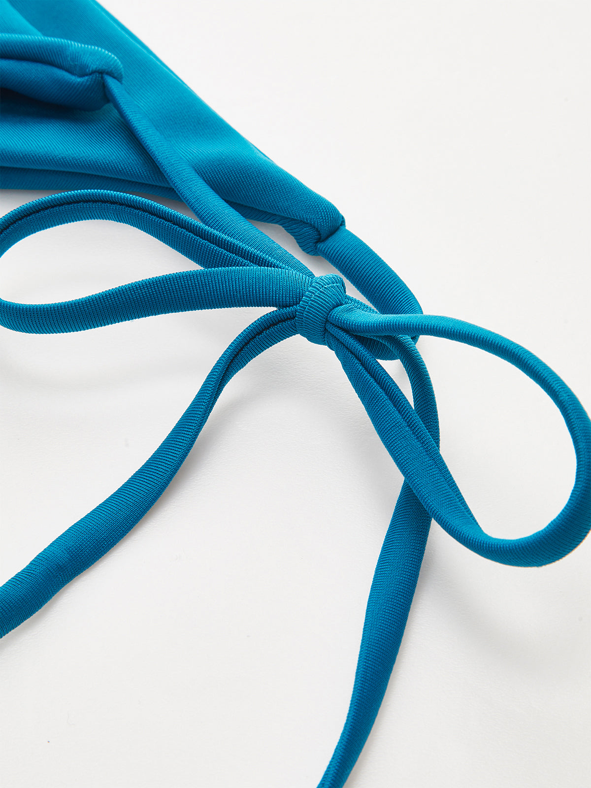 Üçgen Üst ve İki Alt Stil Bikini Takımı