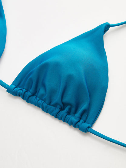 Üçgen Üst ve İki Alt Stil Bikini Takımı
