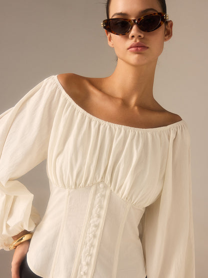 Omuzları Açık Fener Kollu Sırtı Fiyonklu Üst