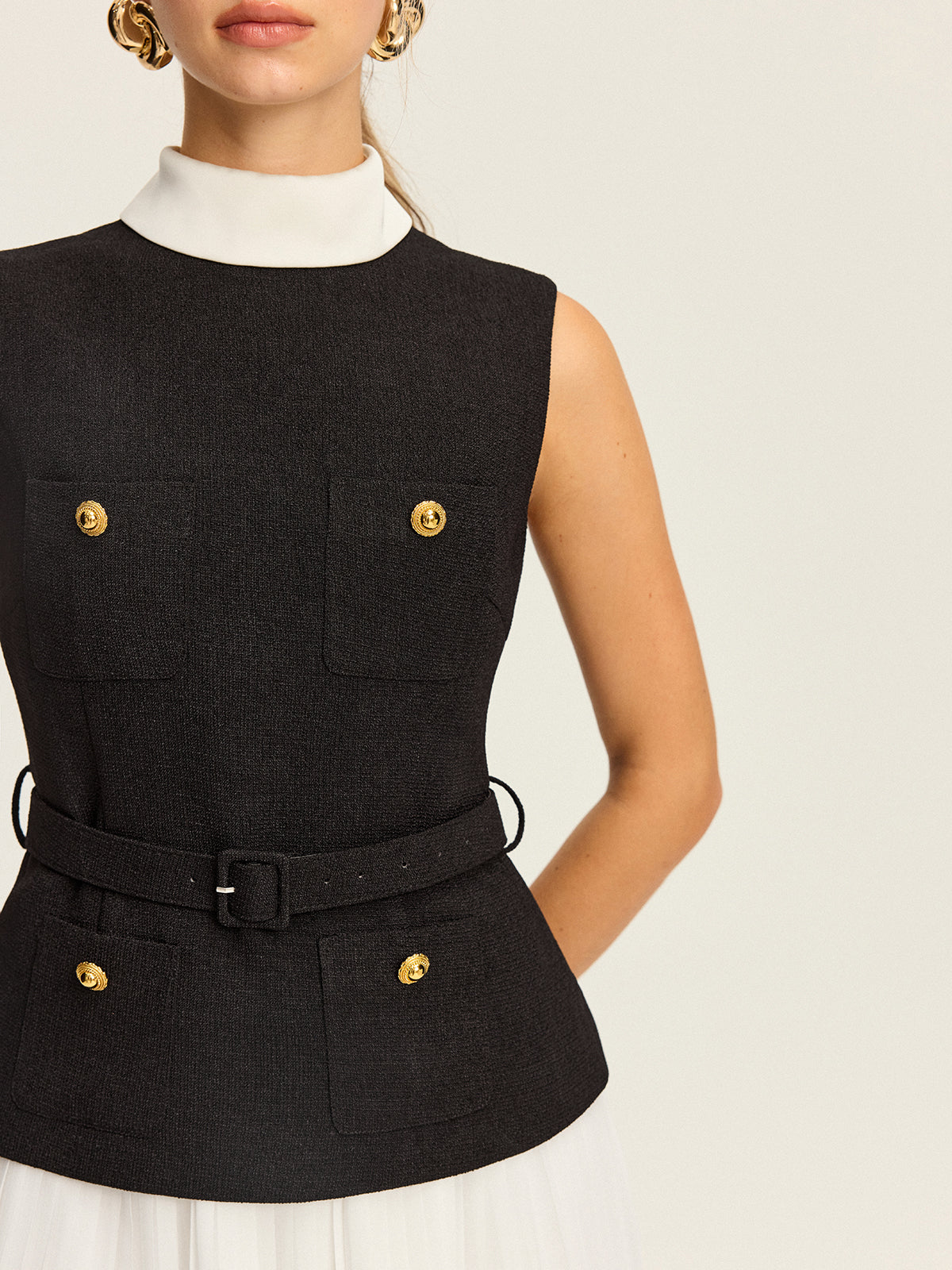 Kolsuz Kemerli Yelek ve Pileli Etek Takımı