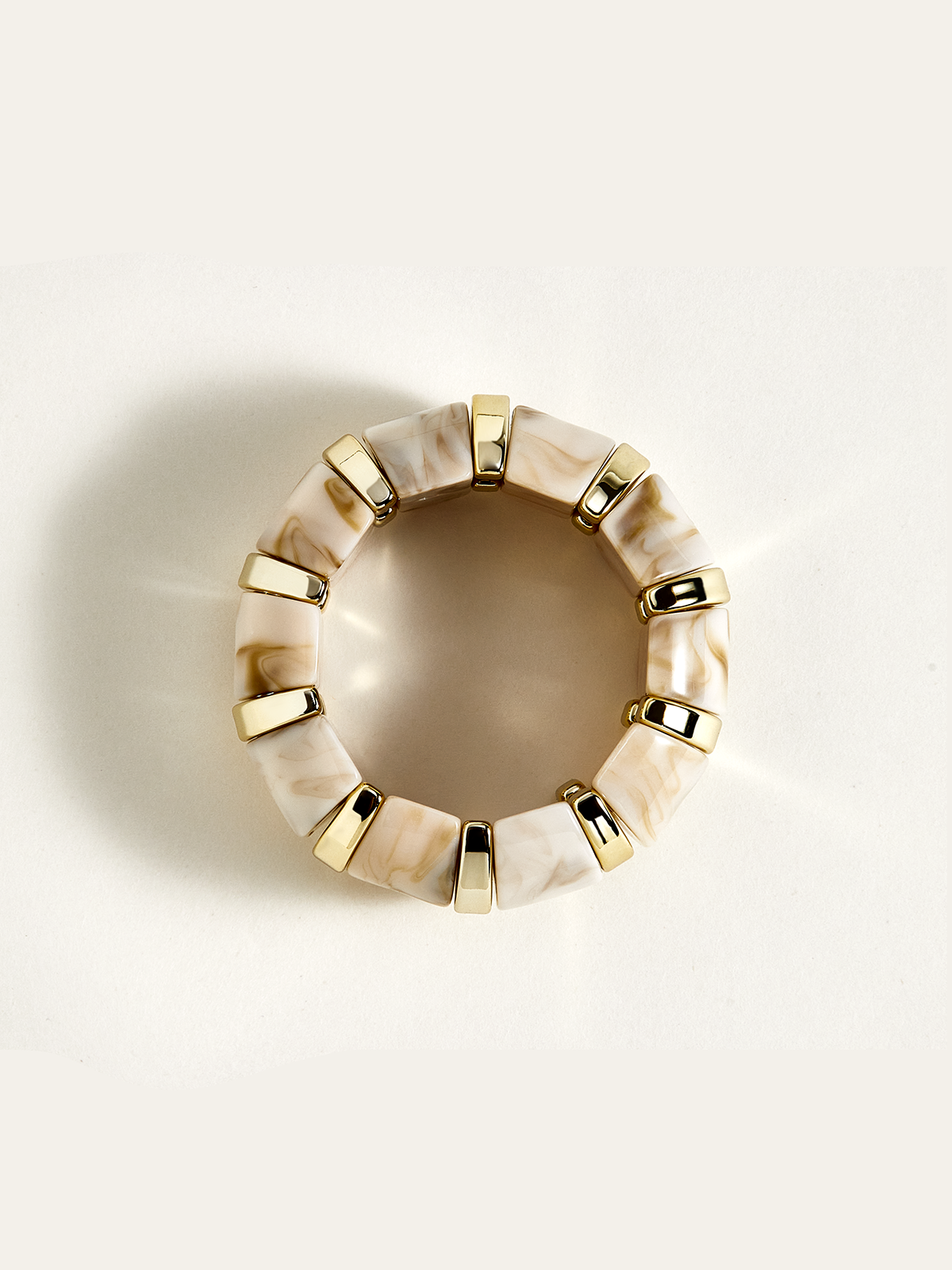 Mermer Desenli Reçine ve Altın Bilezik