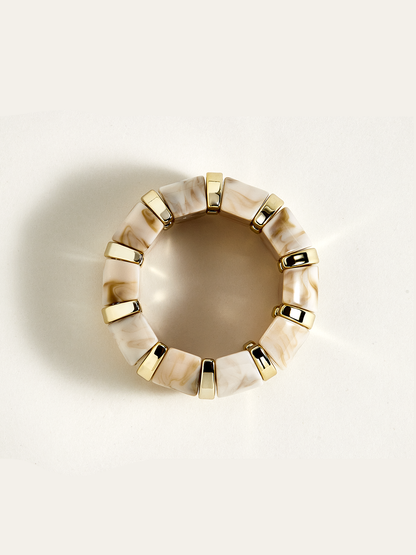 Mermer Desenli Reçine ve Altın Bilezik