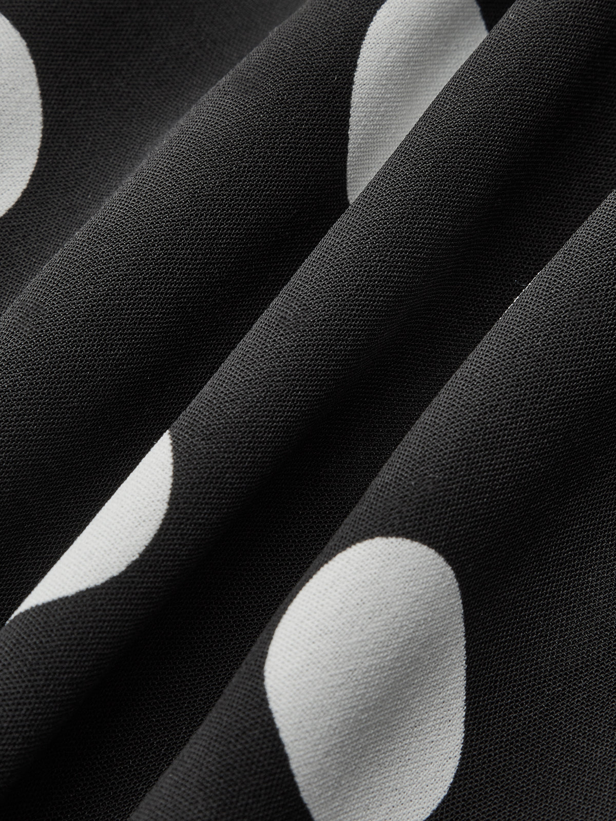 Straplez Puantiyeli Kıvrımlı Uzun Elbise