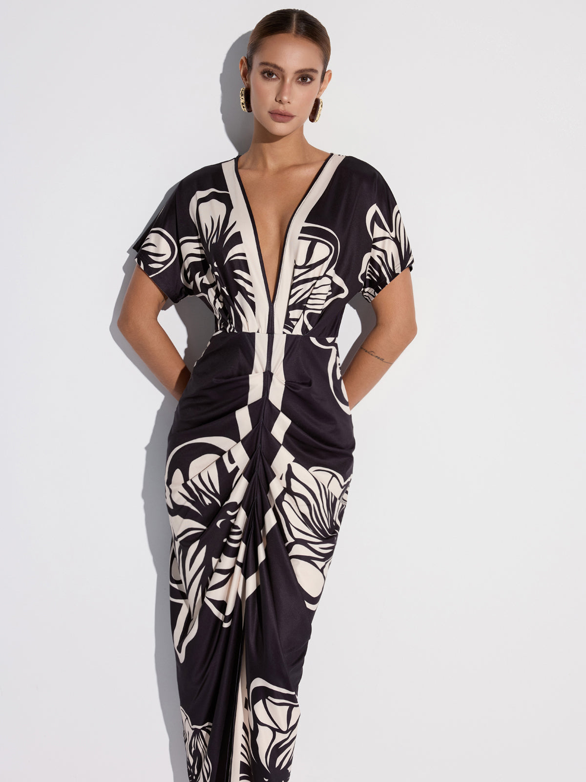 Çiçek Baskılı Büzgülü Derin V Yaka Midi Elbise