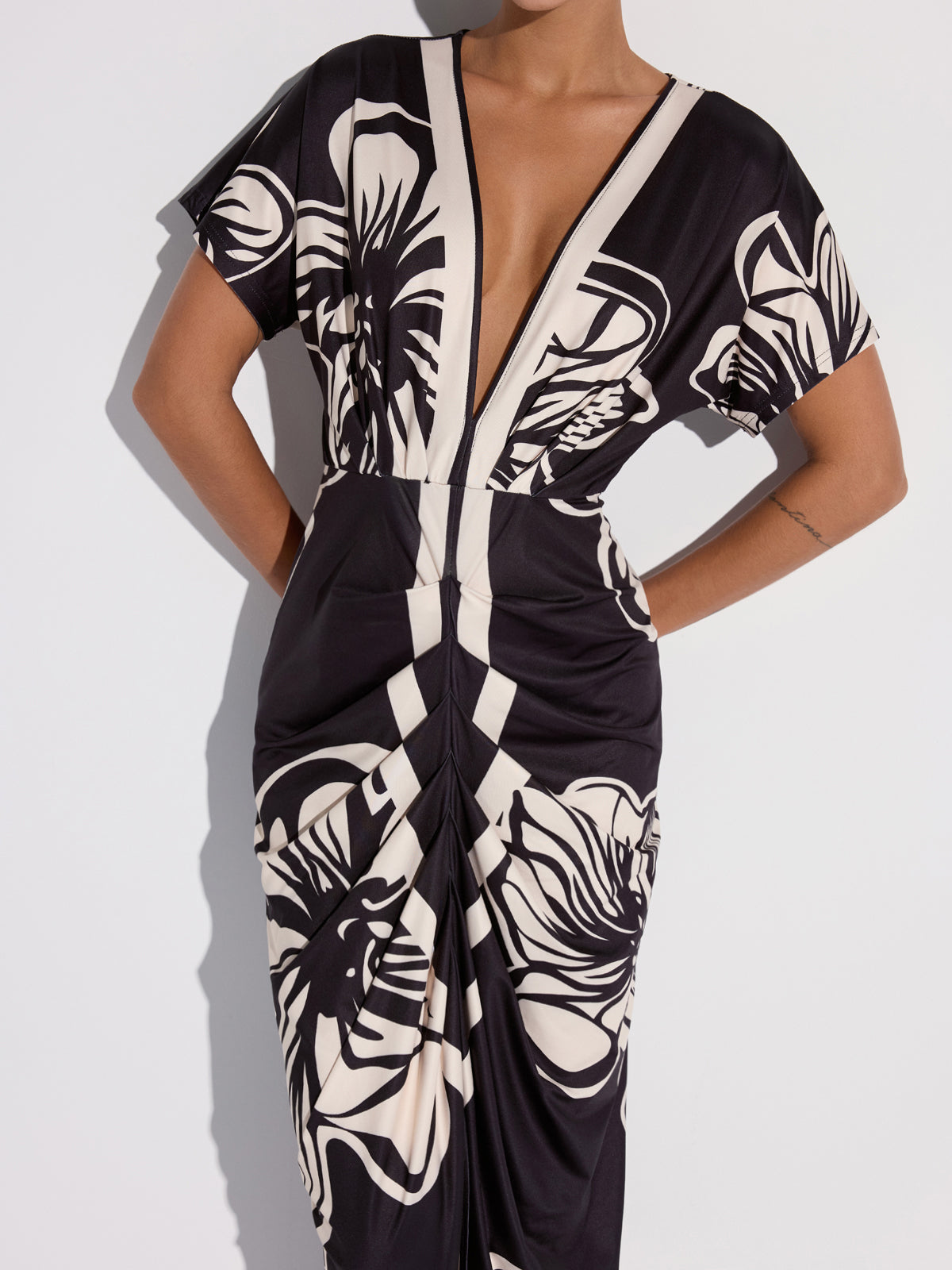 Çiçek Baskılı Büzgülü Derin V Yaka Midi Elbise