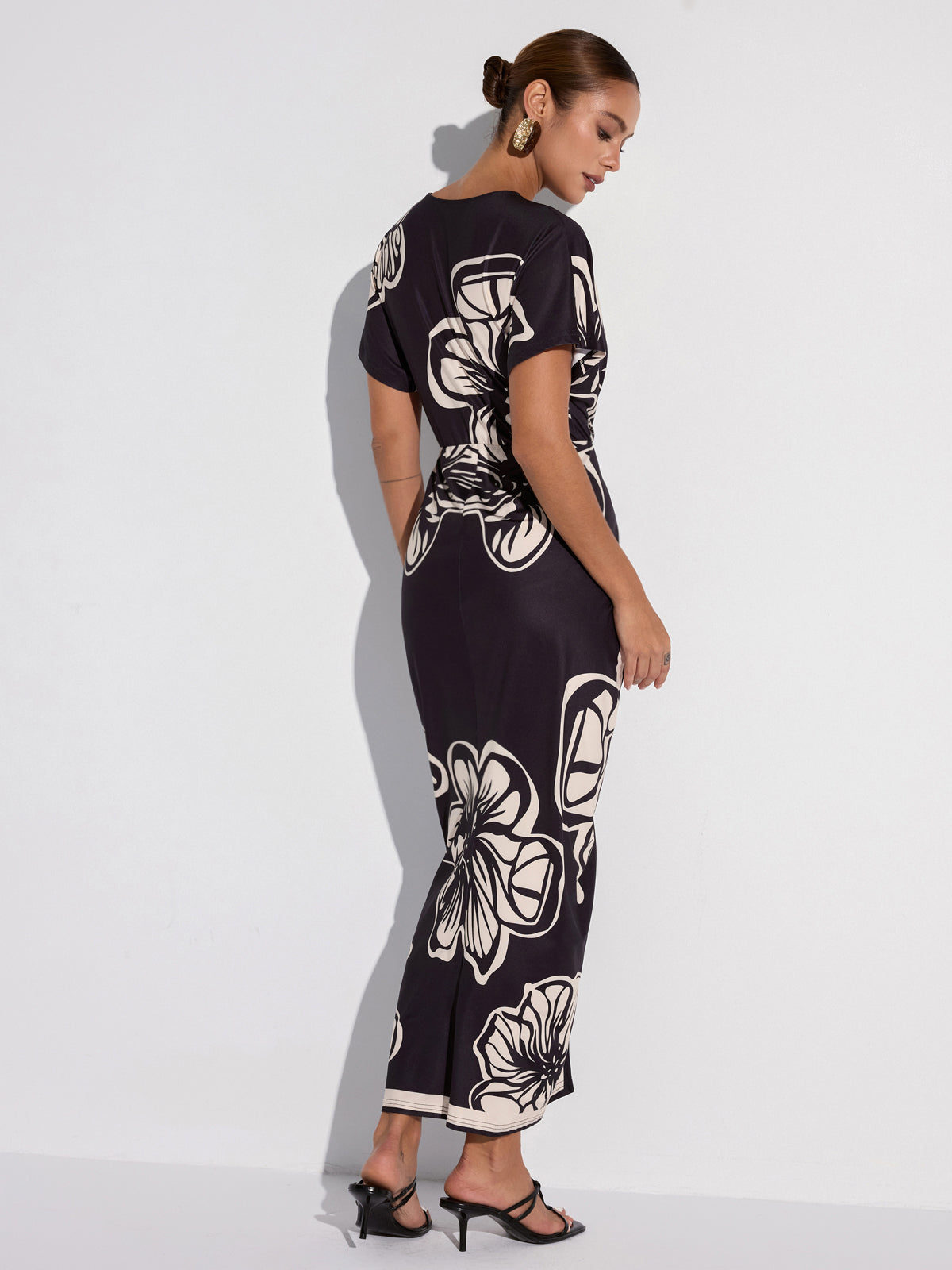 Çiçek Baskılı Büzgülü Derin V Yaka Midi Elbise
