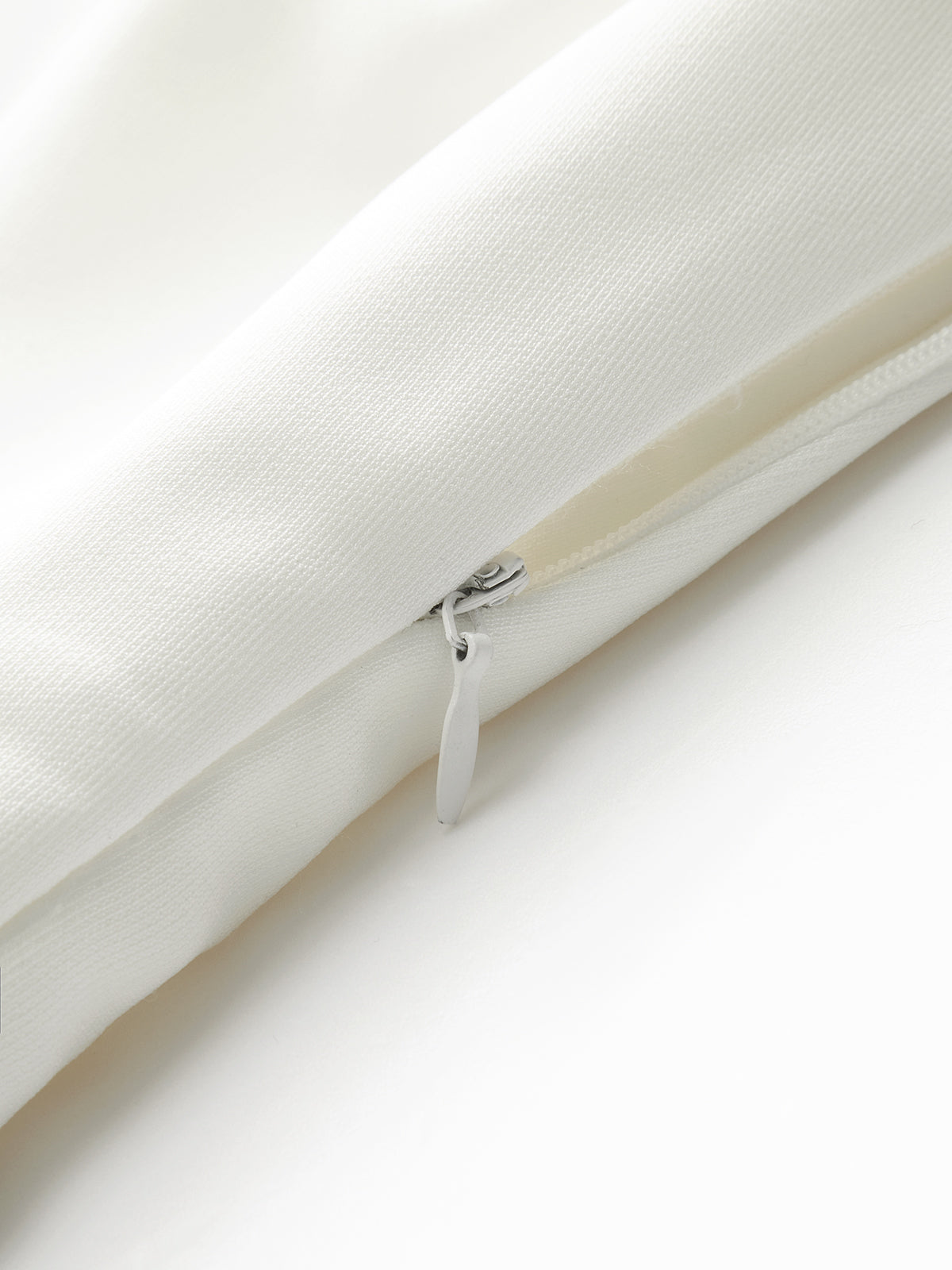 Omuzları Açık Büzgülü Kloş Elbise