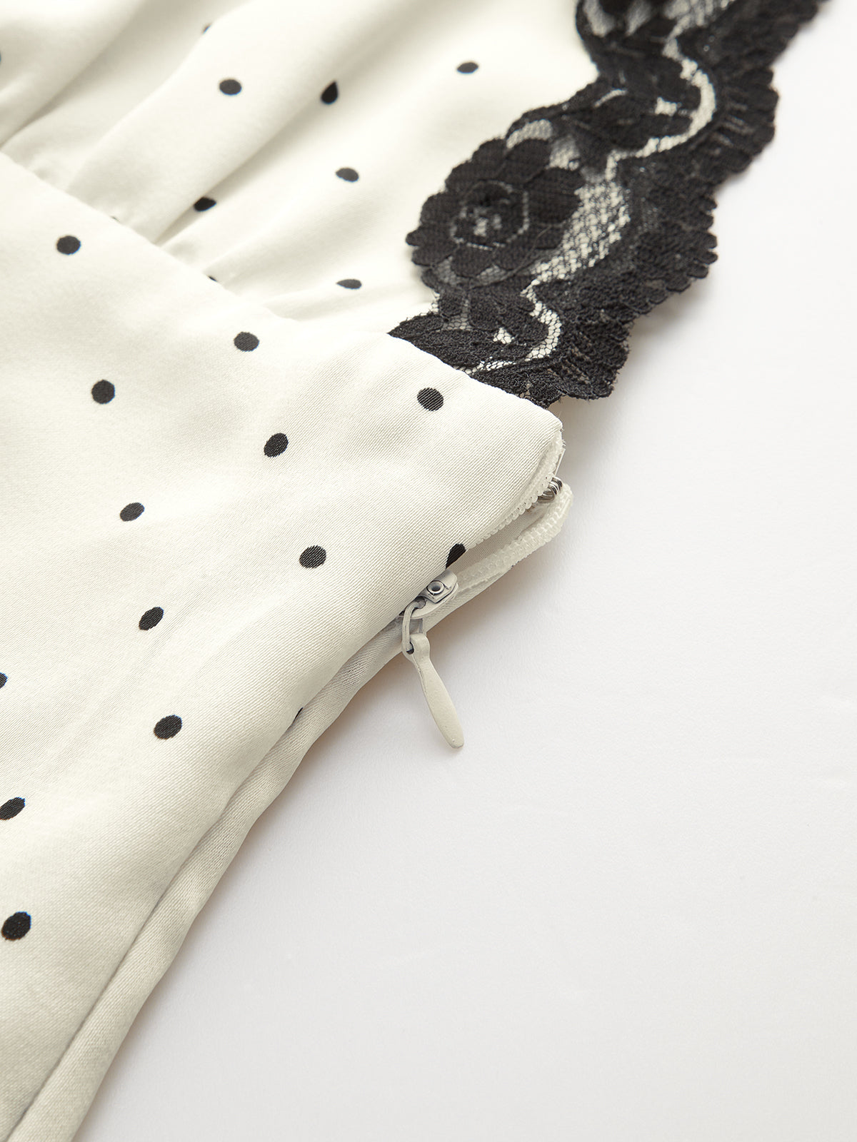 Dantel Kenarlı Puantiyeli Askılı Midi Elbise