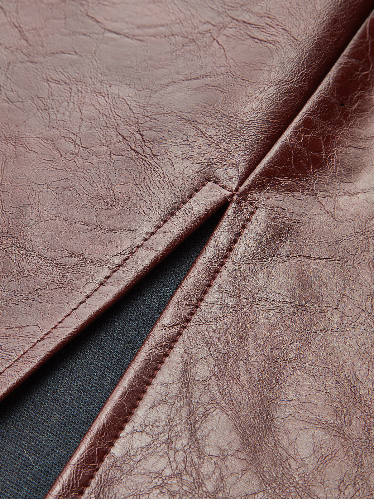 Düğüm Detaylı Yırtmaçlı Suni Deri Midi Etek