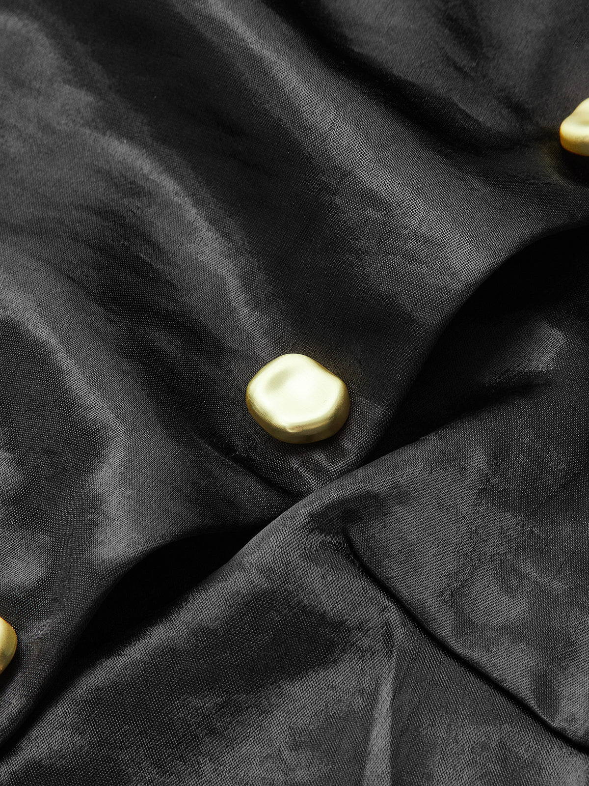 Metal Detay Saten Dik Yaka Kolsuz Üst