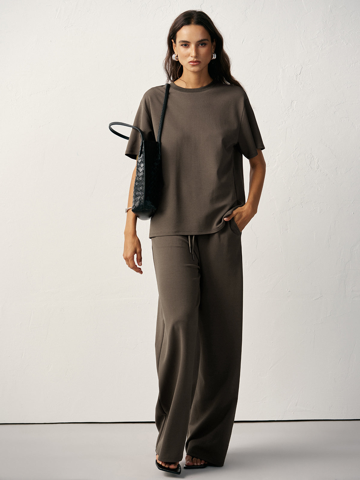 Kısa Kollu Yuvarlak Yaka Tişört