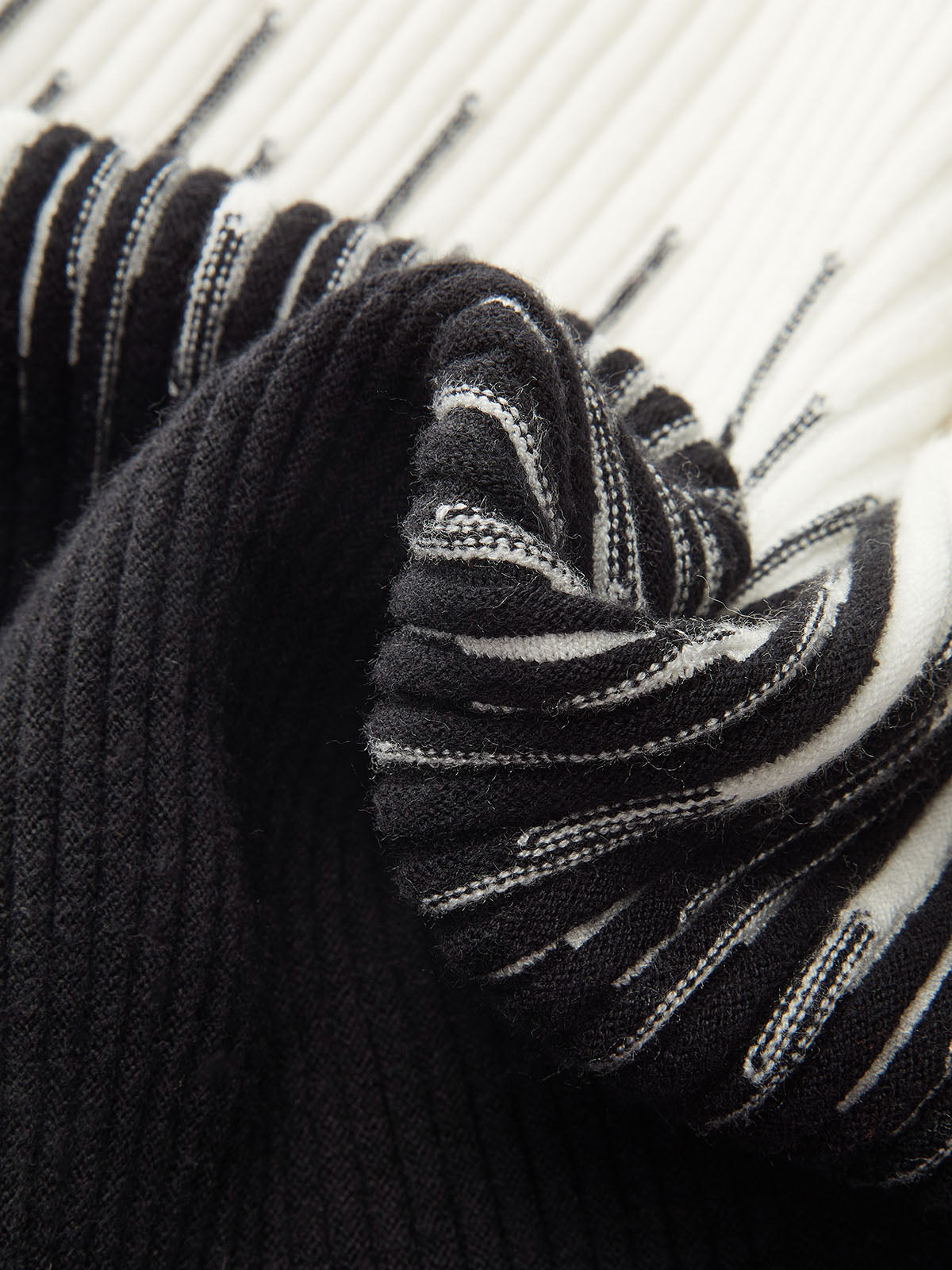 Geometrik Desenli Yüksek Yaka Kazak